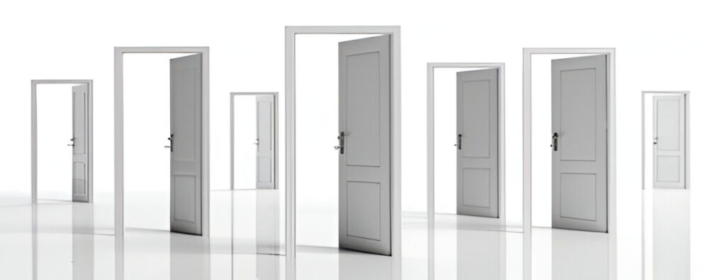 چندین درِ باز که نماد مسیرهای شغلی و فرصت‌های توسعه‌ای هستند که توسط شبکه ۹ خانه‌ای برای مدیریت مؤثر استعدادها شناسایی شده‌اند.