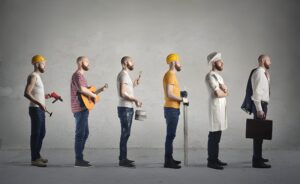 تصویری از مسیر شغلی افراد در مشاغل مختلف؛ از کارگر تا مدیر با موضوع "چگونه بهترین مدیران، مسیر شغلی کارمندان را شکل می‌دهند؟"