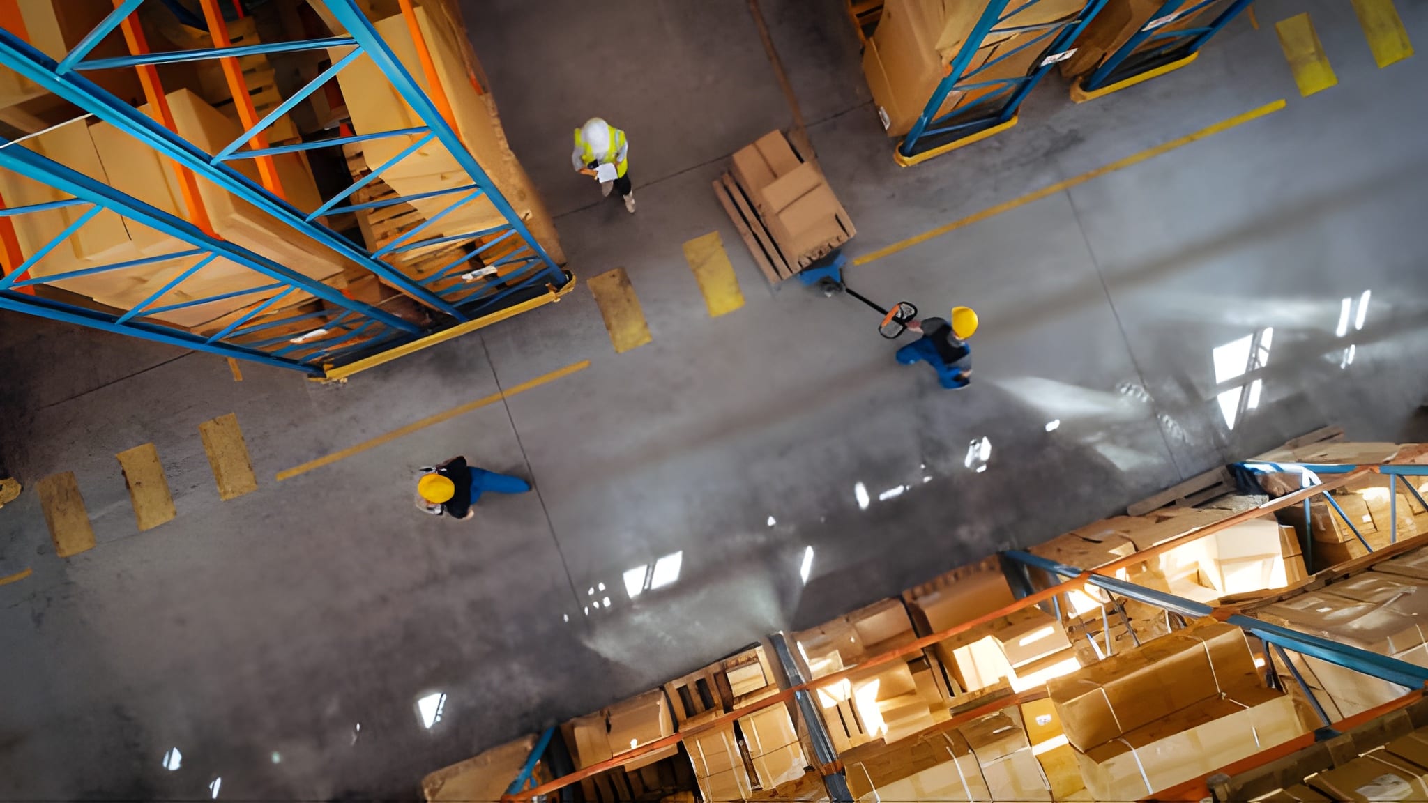 نمایی از انبار با کارگران و جابجایی بسته‌ها، مرتبط با مدل‌سازی شایستگی در مدیریت عملیات